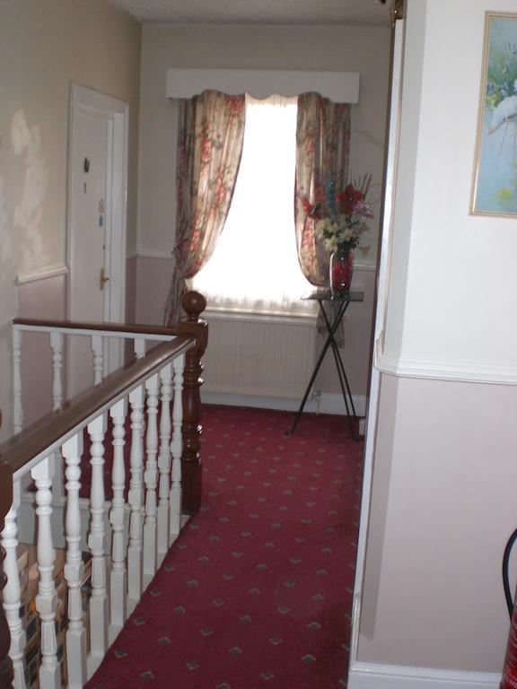 Melville Lodge Gatwick 霍利 外观 照片