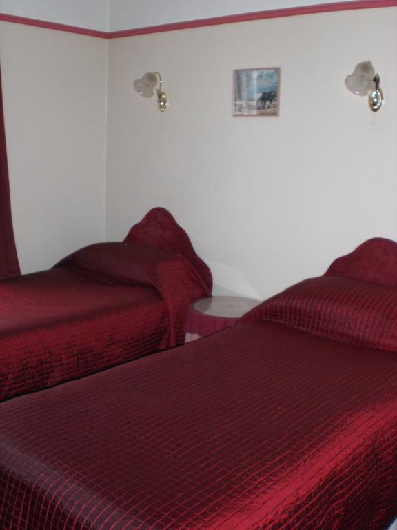 Melville Lodge Gatwick 霍利 客房 照片
